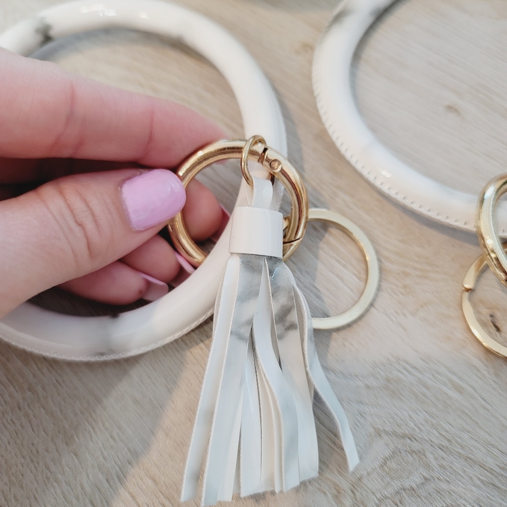 💕 NWOT Set of 2 Wristlet Bracelet Key Chain in White - Picture 5 of 13